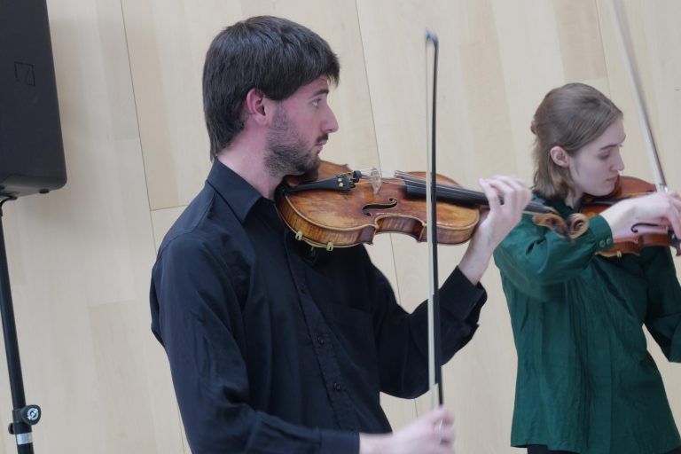 Bravourös interpretiert – Leufat Bucuku aus dem Kosovo zeigte großes Talent auf der Violine. - Konzert am Mittag - Violinklasse Rudens Turku - Konzert am Mittag, Stella Vorarlberg, Violine