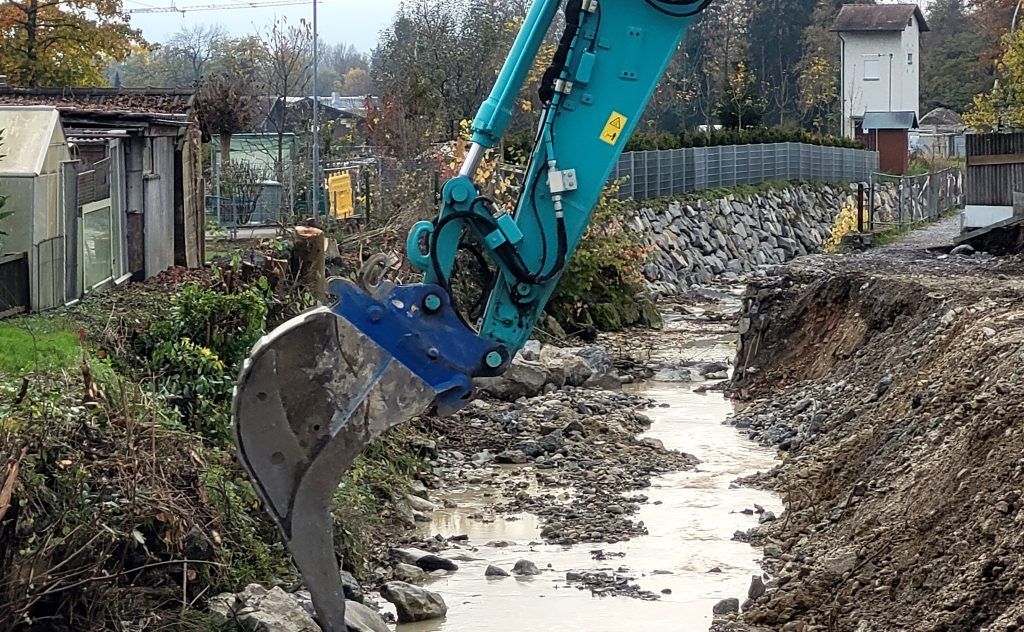 Finale Arbeiten beim Hochwasserschutzprojekt Ruggbach