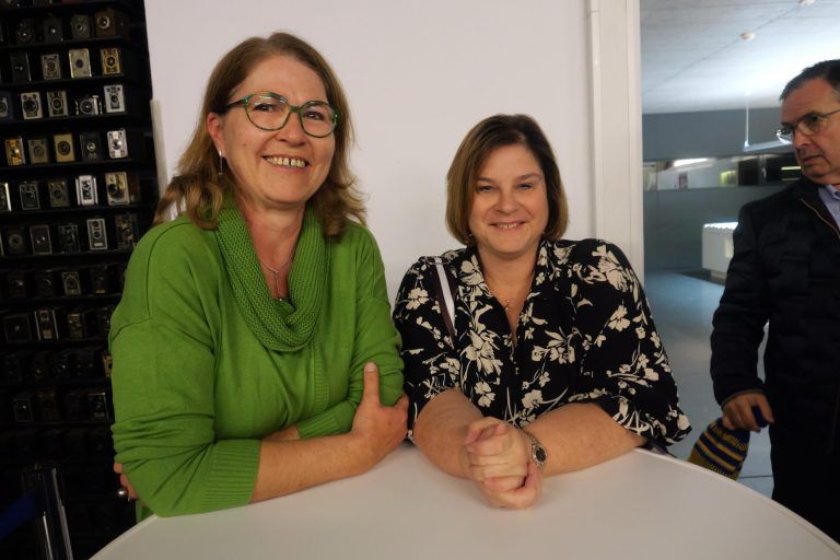 Elke Henninger und Sibylle Scherer von der Bibliothek Frastanz informierten sich über das Buch. - Buch mit Frastanzer Dialektausdrücken präsentiert - Dialekt, Oswald