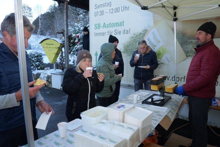 Sonniger Genuss: Schlinser Raclette begeisterte die Gäste des Danke-Fests. - Danke-Fest der Dorfsennerei Schlins-Röns - Dorfsennerei Schlins
