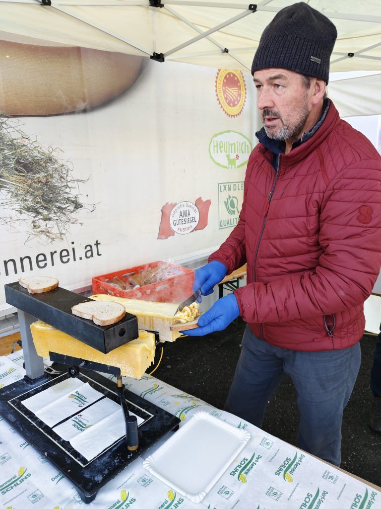 Treue belohnt: Mit Bergkäs-Raclette, Glühmost und Apfelsaft wurde den Kunden für ihre Unterstützung gedankt. - Danke-Fest der Dorfsennerei Schlins-Röns - Dorfsennerei Schlins