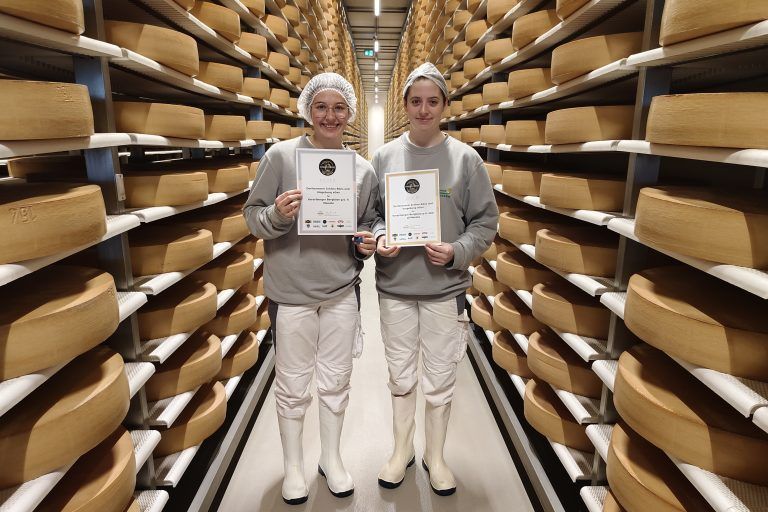 Sennerinnen der Zukunft: Jasmin Wegscheider und Marina Fischer absolvieren ihre Lehre in der Dorfsennerei. - Danke-Fest der Dorfsennerei Schlins-Röns - Dorfsennerei Schlins
