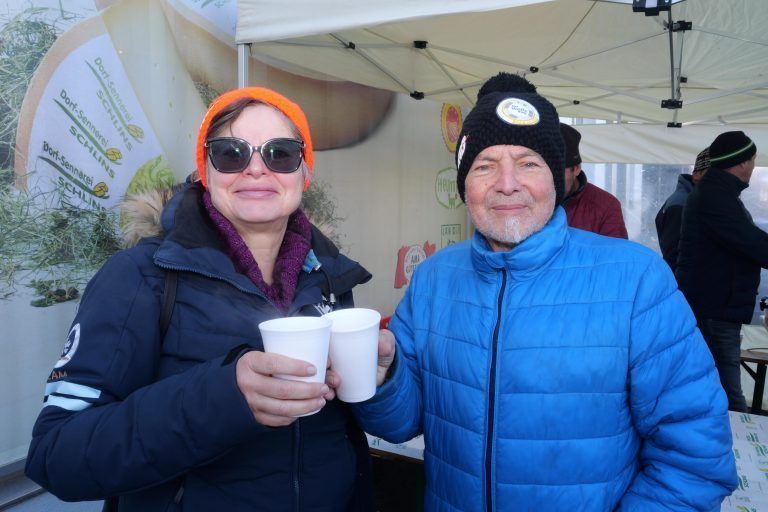 Geselligkeit bei der Dorfsennerei: Heidrun und Ewald ließen sich auch den Glühmost munden. - Danke-Fest der Dorfsennerei Schlins-Röns - Dorfsennerei Schlins