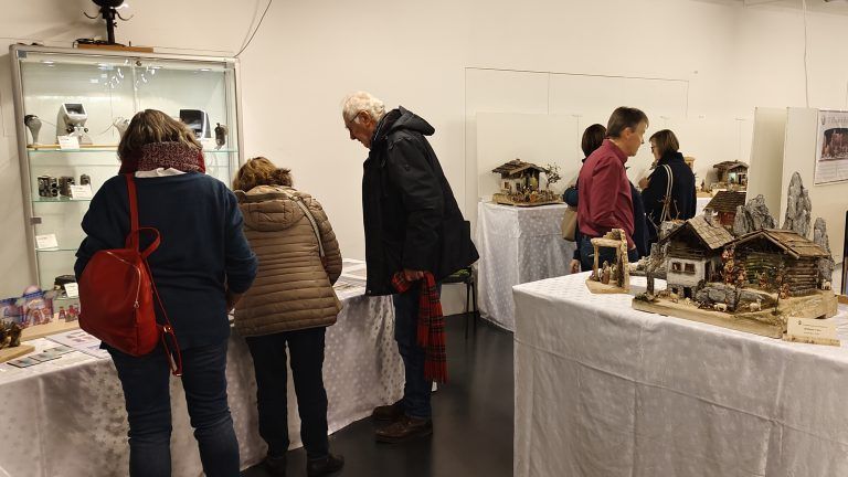 Filigran fertiggestellt: 15 Krippen in unterschiedlichsten Baustilen entstanden heuer im Verein. - Eindrucksvolle Ausstellung des Krippenbauvereins Fellengatter - Krippenbauverein