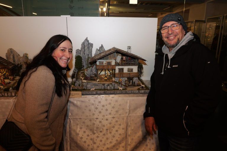 "Schneggahüsler-Kunst": Vanessa und Jürgen Lederle brachten mit ihrer Krippe regionalen Charme ein. - Eindrucksvolle Ausstellung des Krippenbauvereins Fellengatter - Krippenbauverein