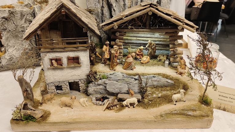 Kinderkreativität: Die alpine Krippe von Felix Wilhelmi entstand mit Liebe zum Detail im Kinderkurs. - Eindrucksvolle Ausstellung des Krippenbauvereins Fellengatter - Krippenbauverein