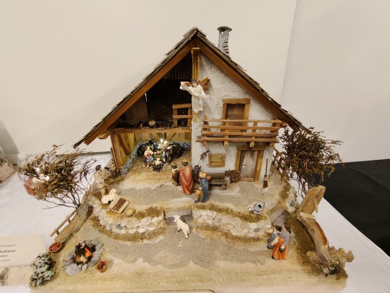 Früh übt sich: Raphael Madlener baute im Kinderkurs eine beeindruckende alpine Krippe. - Eindrucksvolle Ausstellung des Krippenbauvereins Fellengatter - Krippenbauverein