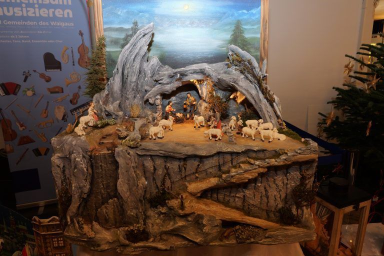 Bergwelt in Szene: Martin Bertsch gestaltete eine beeindruckende Krippe mit alpinem Flair. - Eindrucksvolle Ausstellung des Krippenbauvereins Fellengatter - Krippenbauverein