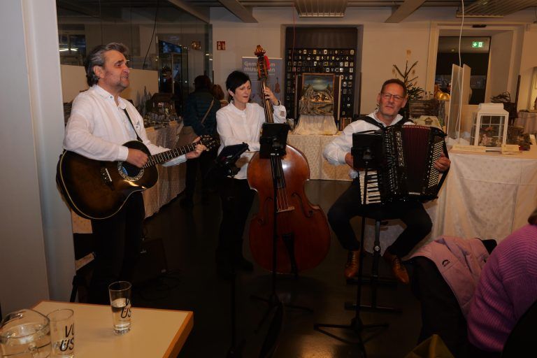 Musikalische Begleitung: Das Oberländer Trio bei der Krippensegnung. - Eindrucksvolle Ausstellung des Krippenbauvereins Fellengatter - Krippenbauverein
