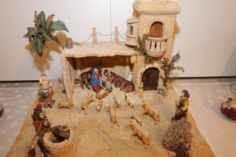 Jung und mutig: Noah Bertsch wagte sich an eine orientalische Krippe. - Eindrucksvolle Ausstellung des Krippenbauvereins Fellengatter - Krippenbauverein