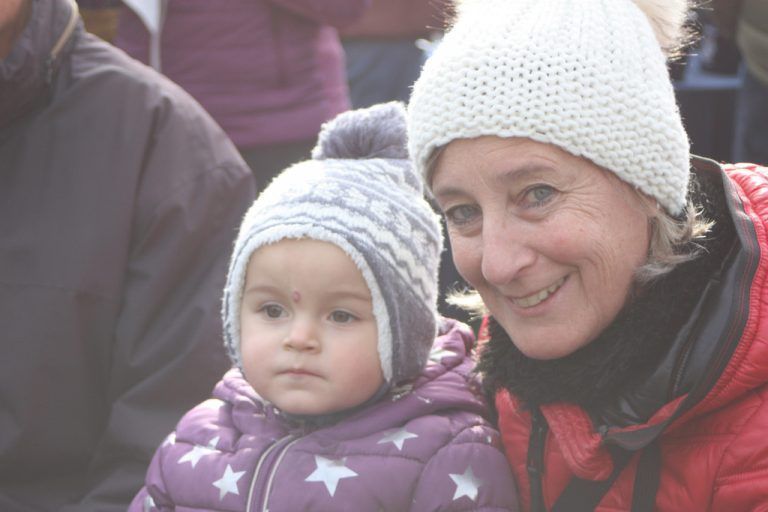 Ruth Prantl mit der Enkelin - Rankweiler Adventmarkt