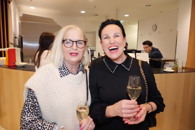 Anny Hartmann und Ilse Plankensteiner feierten den Konzertauftritt. - Das Konzert 2024 des Musikverein Gisingen - Musikverein Gisingen