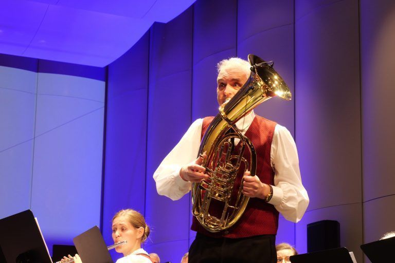 Mit „You Raise Me Up“ rührt Jürgen Biedermann das Publikum mit einem gefühlvollen Tenorhorn-Solo. - Das Konzert 2024 des Musikverein Gisingen - Musikverein Gisingen