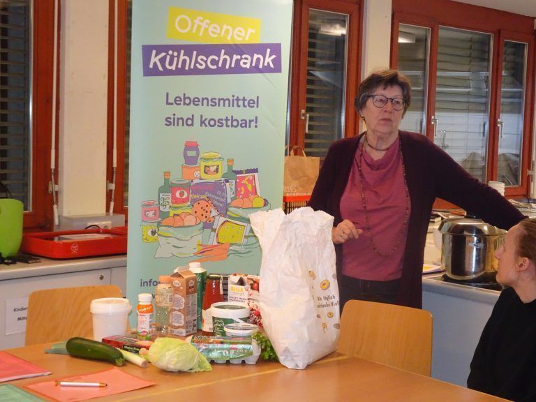 Zur Einführung hielt Ingrid Benedikt einen Vortrag über das Thema Lebensmittelverschwendung. - Mit Kreativität gegen die Verschwendung - Restekochkurs in Dornbirn begeisterte Teilnehmer mit nachhaltigen Rezeptideen.