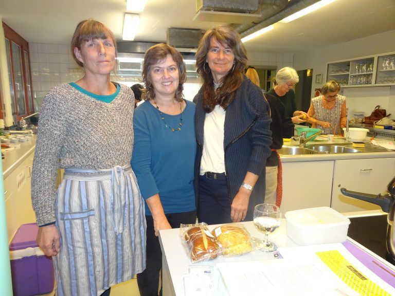 Birgit Gantner, Ursula Waldhof und Margit Madlener von der ÖKO-Gruppe Hatlerdorf hatten den Abend organisiert. - Mit Kreativität gegen die Verschwendung - Restekochkurs in Dornbirn begeisterte Teilnehmer mit nachhaltigen Rezeptideen.