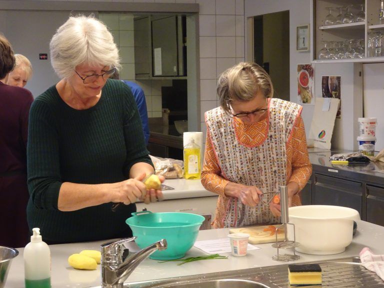 Es wurde fleißig geschnippelt. - Mit Kreativität gegen die Verschwendung - Restekochkurs in Dornbirn begeisterte Teilnehmer mit nachhaltigen Rezeptideen.