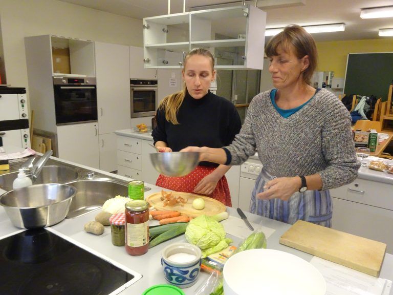 Die Teilnehmer staunten, was man alles aus Resten fabrizieren kann. - Mit Kreativität gegen die Verschwendung - Restekochkurs in Dornbirn begeisterte Teilnehmer mit nachhaltigen Rezeptideen.