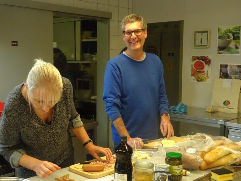 Auch der Spaß kam beim Kochen nicht zu kurz. - Mit Kreativität gegen die Verschwendung - Restekochkurs in Dornbirn begeisterte Teilnehmer mit nachhaltigen Rezeptideen.