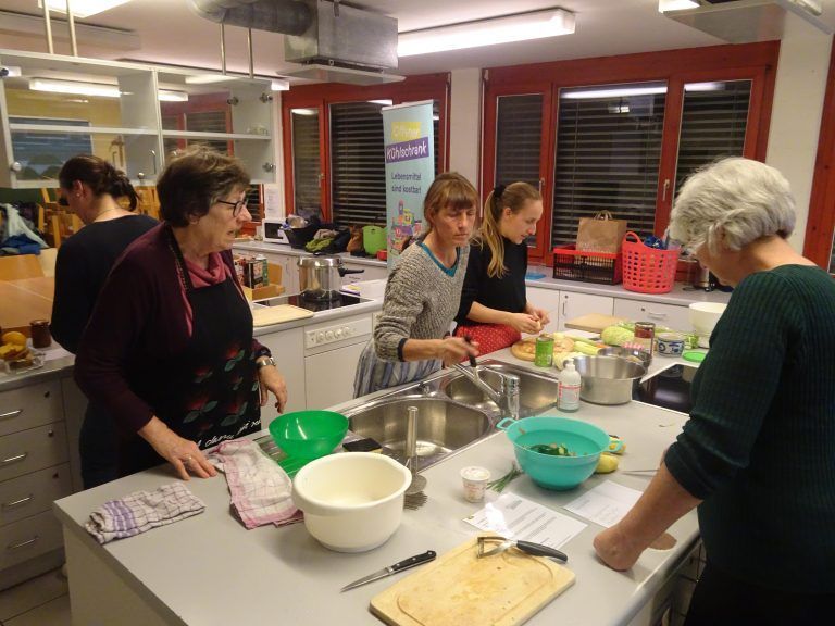 Ingrid Benedikt gab Tipps beim Kochen. - Mit Kreativität gegen die Verschwendung - Restekochkurs in Dornbirn begeisterte Teilnehmer mit nachhaltigen Rezeptideen.