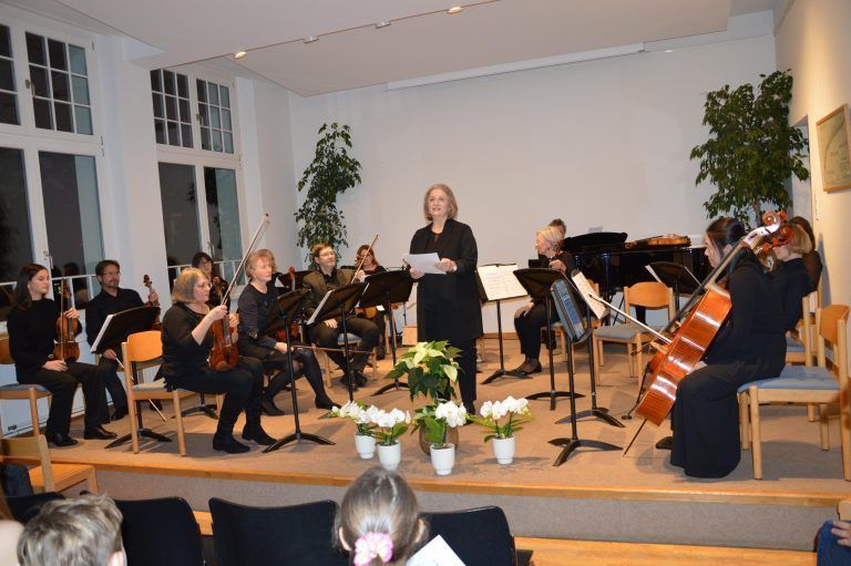 Elisabeth Braun führte durch den Abend - 25 Jahre Lustenauer Kammermusiker - 25 Jahre Lustenauer Kammermusiker