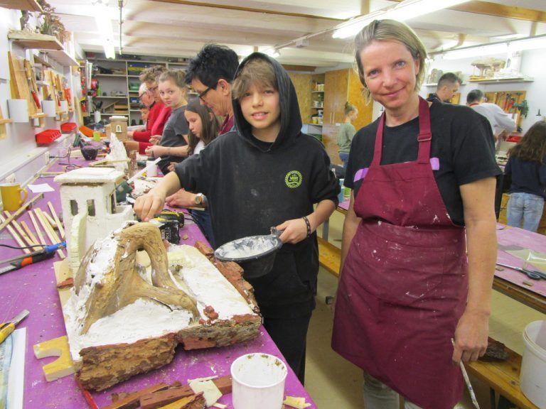 Gerda Schnetzer Sutterlüty mit Sohn bauten eine Krippe - Krippenausstellung