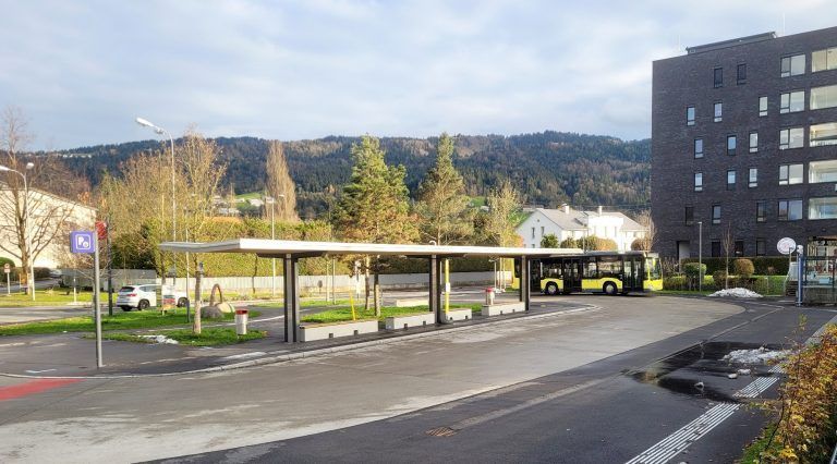 Der Bahnhof Lochau-Hörbranz präsentiert sich als moderne Mobilitätsdrehscheibe mit einem neuen benutzerfreundlichen Busterminal, einer Bike-and-Ride-Anlage und der Neustrukturierung des großen Autoparkplatzes. - Bahnhof Lochau-Hörbranz präsentiert sich als moderne Mobilitätsdrehscheibe im Leiblachtal - Bahnhof Lochau-Hörbranz präsentiert sich als moderne Mobilitätsdrehscheibe im Leiblachtal