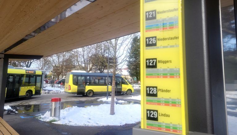 Der Bahnhof Lochau-Hörbranz präsentiert sich als moderne Mobilitätsdrehscheibe mit einem neuen benutzerfreundlichen Busterminal, einer Bike-and-Ride-Anlage und der Neustrukturierung des großen Autoparkplatzes. - Bahnhof Lochau-Hörbranz präsentiert sich als moderne Mobilitätsdrehscheibe im Leiblachtal - Bahnhof Lochau-Hörbranz präsentiert sich als moderne Mobilitätsdrehscheibe im Leiblachtal