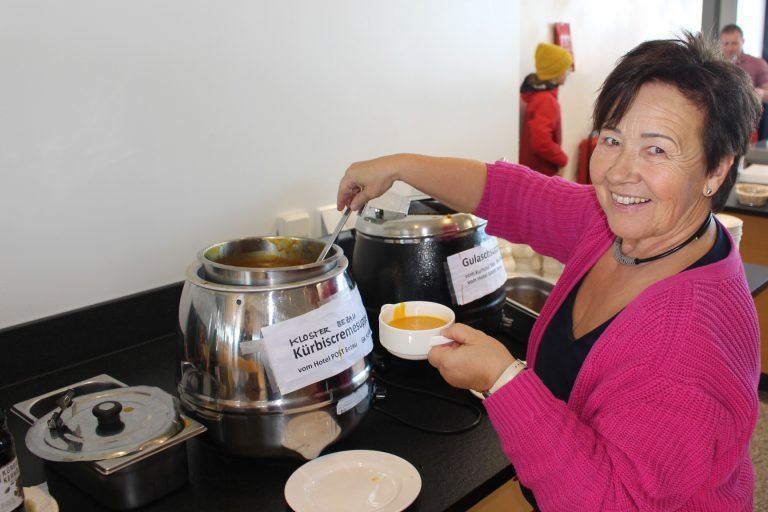 Traumtage für Benefiz-Event auf Baumgarten: Leckere Suppen aus den Küchen von Gastronomiebetrieben in Bezau und Reuthe ergänzten das Bauernbuffet.