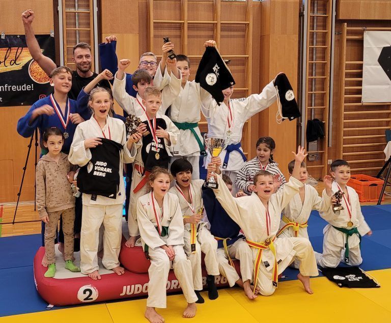 UJC Dornbirn triumphiert bei den Landesmeisterschaften : Auch die jüngsten Judokas hatten allen Grund zum Jubeln.