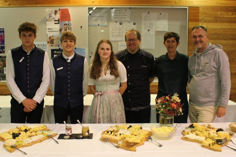 Messe Dornbirn war die Reise wert : Martin Flatz, Karin Beer und Thomas Pfeiffer (v. r.) schlossen mit ihren Schülerinnen und Schülern den "Danke-Abend" mit einem ausgesuchten Käsebuffet ab.