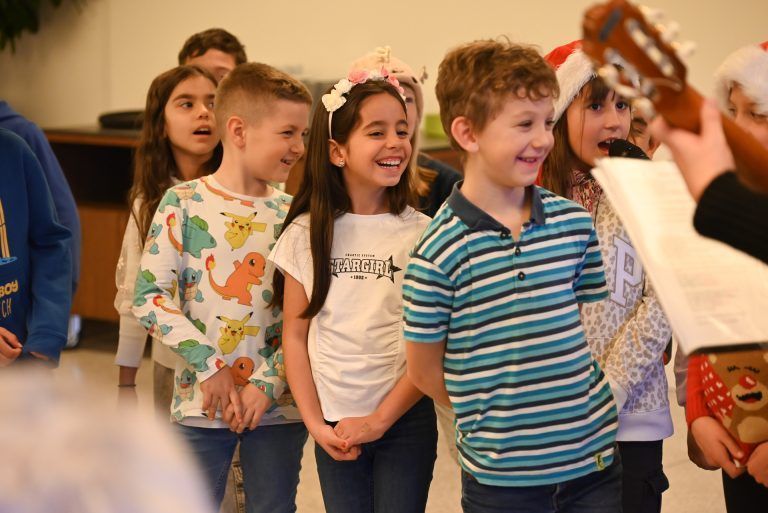 Volksschüler schenken Seniorenhausbewohnern ihre Zeit: Auch die Kinder freuten sich darüber, die Menschen im Seniorenheim zu besuchen.