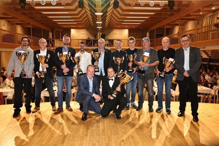 16. November 2024 | Motorsport Galaabend im Winzersaal in Klaus - Siegerehrung des 45. Int. Vorarlberger Dry Racing Automobil Cup 2024 | Vorne: Landesstatthalter Christoph Bitschi mit dem Gesamtsieger Elias Scheibenstock Satteins (re). Hinten von links: Patrick Ziernheld Burgeis Südtirol (2.), Reto Sieber Widnau (3.), Andre Dorer Langen (4.), Christoph Schuler Frastanz (7.), Jürgen Frommknecht Röthenbach Deutschland (6.), Michael Zeilinger Dornbirn (5.), Nico Wüst Diepoldsau (8.), Rene Leutenegger Walzenhausen (9.), Reto Wüst Diepoldsau (10.), Patrick Künzler (RRCV-Vorstand)