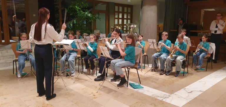 Musikverein Lustenau begeisterte mit musikalischer Entdeckungsreise: Die jüngsten Musiker präsentierten ihr Können im Foyer des Reichshofsaales.