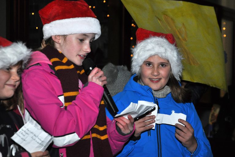 Die Schülerinnen und Schüler hatten kleine Beiträge für die Adventfeier einstudiert.