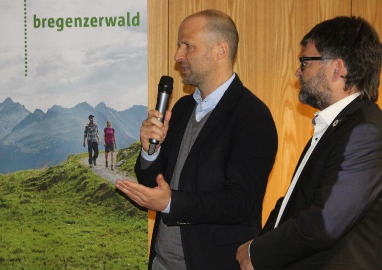 Happy End für den Wälder Tourismus: Premiere für Neo-Tourismuslandesrat Marco Tittler. Der Wälder Tourismus-Obmann Gerhard Beer gab ihm ein dringendes Anliegen mit auf den Weg zurück ins Landhaus: Seit 2014 wurden die Förderungen des Landes nicht mehr angepasst.