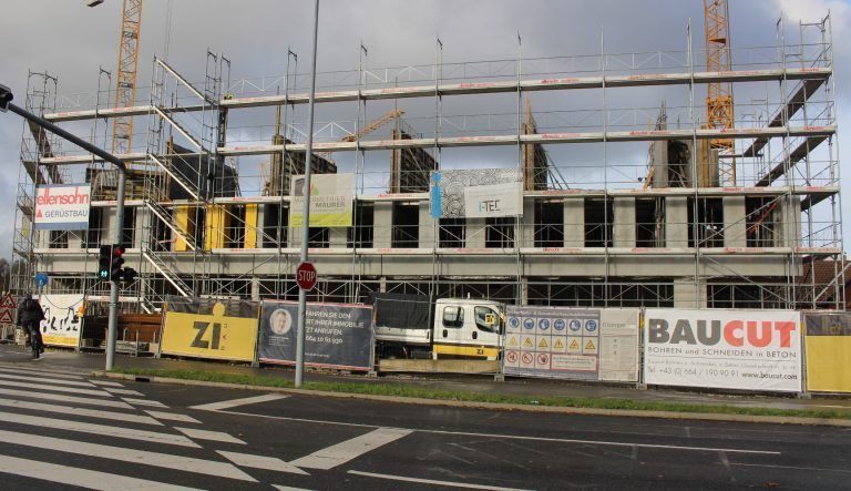 Emsige Betriebsamkeit auf der Großbaustelle am Ortseingang von Hard: Auf gutem Weg ist das „Eckhaus“, das Gebäude mit Wohnungen, Büros und Geschäften. Der Bau hat bereits die dritte Etage erreicht. STP