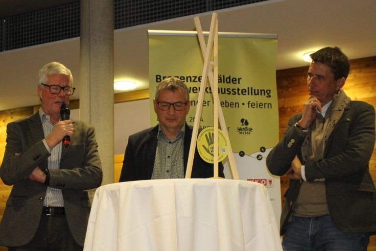 Messe Dornbirn war die Reise wert : . . . sowie Georg Fröwis, Leo Metzler und Alois Mätzler in einer Power-Point-Präsentation die Höhepunkte der Handwerksausstellung noch einmal Revue passieren.