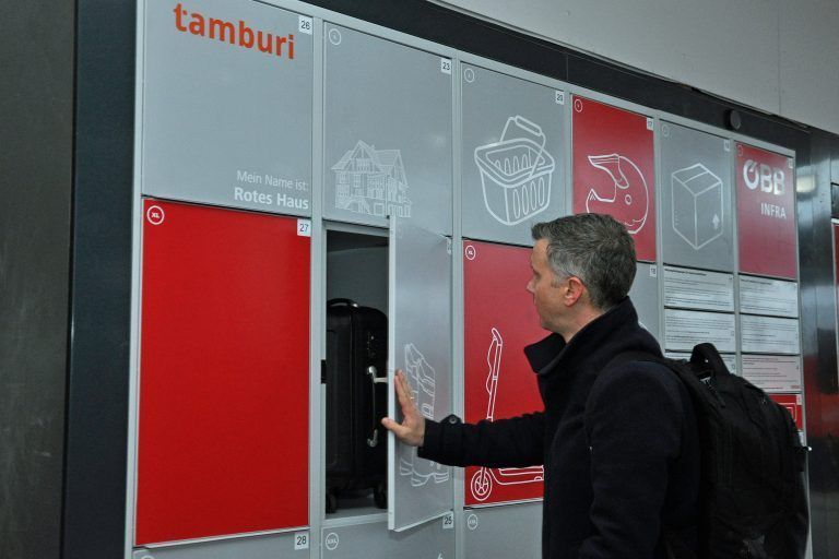 Neue „multifunktionale Locker“ am Bahnhof Dornbirn: Die Fächer können vor Ort oder im Vorfeld online gebucht werden.