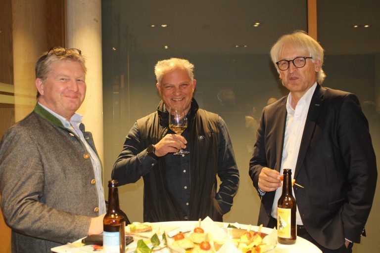 Happy End für den Wälder Tourismus: Bürgermeister Paul Sutterlüty nützte den Small Talk nach der Generalversammlung die Sorgen von kleinen, vorgelagerten Skigebieten mit Vertretern von „Großen“ (Günter Oberhauser, Warth, und Markus Simma, Damüls) zu diskutieren.