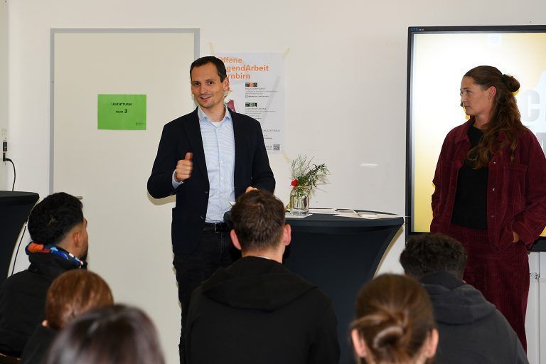 Jugend schafft Zukunft: Vizebürgermeister Julian Fäßler und Stadträtin Elisabeth Edler zeigt sich beeindruckt von den Ergebnissen und den Ideen der jungen Menschen.