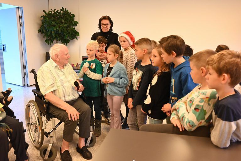 Volksschüler schenken Seniorenhausbewohnern ihre Zeit: Der 93-jährige Charly freute sich sehr über den Besuch der Kinder und erzählte von seiner Schulzeit.