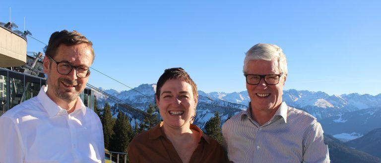 Traumtage für Benefiz-Event auf Baumgarten: Bürgermeister Josef Graf, seine Kollegin Bianca Moosbrugger-Petter und Krankenpflegevereins-Obmann Georg Fröwis hatten allen Grund dazu mit der Sonne um die Wette zu strahlen – die Benefiz-Aktion war ein voller Erfolg.