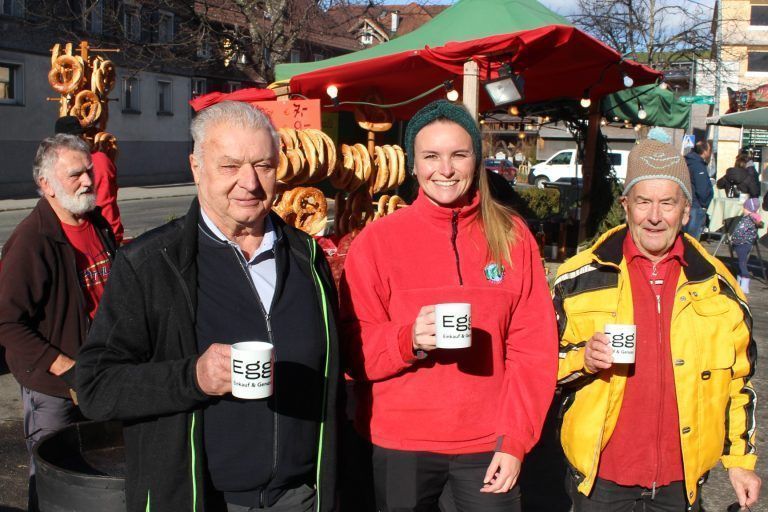 Goldener Start in den Wälder Advent: „Egg – Einkauf & Genuss“ – bei Getränken war Nachhaltigkeit angesagt. Statt Einwegbechern wurden Egger Werbetassen verwendet.
