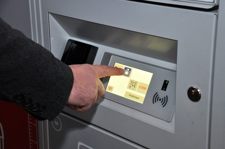 Neue „multifunktionale Locker“ am Bahnhof Dornbirn: Die Bedienung der neuen Schließfächer erfolgt über ein Touchscreen.