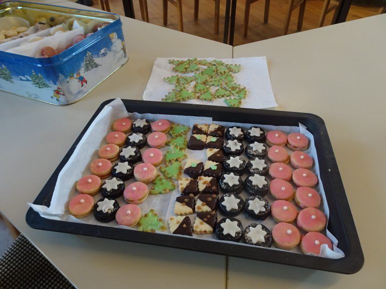Adventliche Vorfreude im Haus der Begegnung: Bunte Plätzchen gehören auch heuer zum Sortiment.