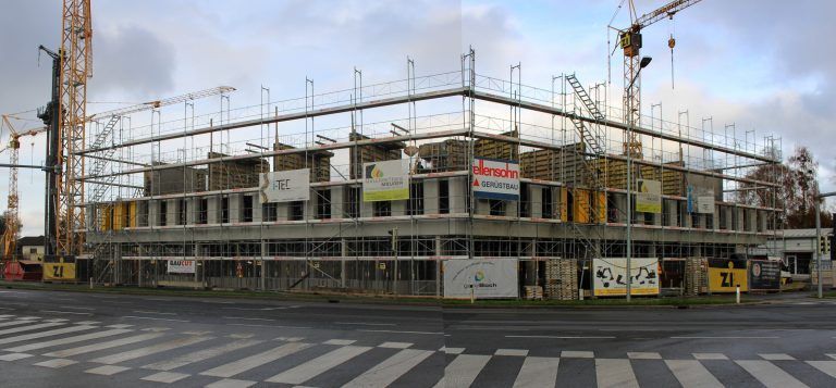 Baustart auch beim Harder Hotel-Projekt: Behördenverfahren und sorgfältige Abstimmungen mit der Gemeinde Hard haben den Baustart erheblich verzögert, aber jetzt wird auf der Baustelle mit Hochdruck gebaut. STP