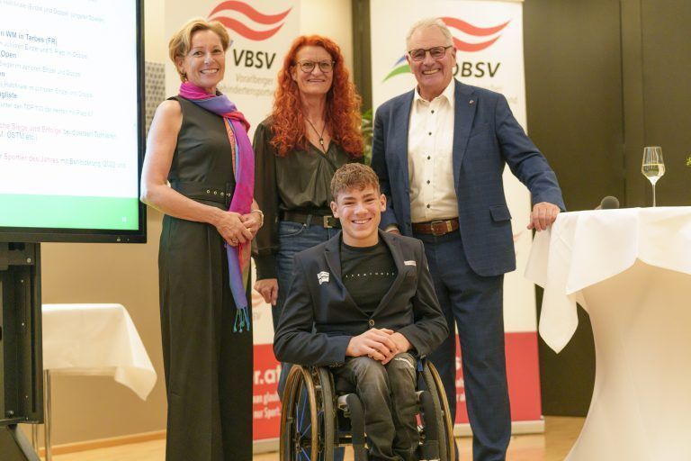 65 Jahre Vorarlberger Behindertensportverband: Tennis-Ass Maxi Taucher freute sich über die Ehrung. Mit im Bild LR Martina Rüscher, Birgit Schellander und Präsident Edgar Mayer.