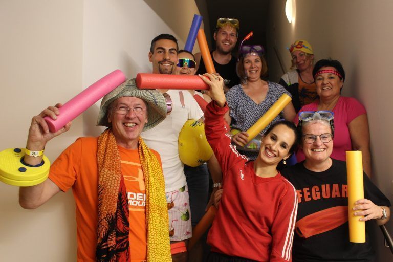 Bezauer Maturaball für Nichtschwimmer: Die Rettungsschwimmerinnen und -schwimmer der Bezauer Wirtschaftsschulen.