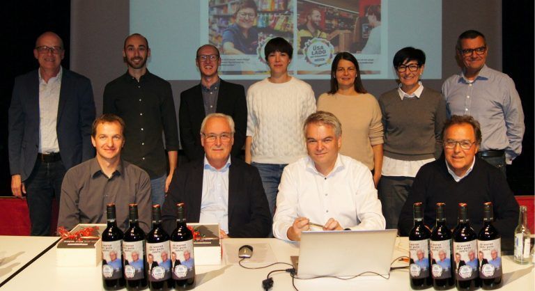 Josef Meusburger (r.) löst Gebhard Erath als Obmann ab, Jörg Meusburger (l.) folgt Josef „Fidi“ Moosbrugger als Vize nach. Stehend von links das Führungsteam Walter Moosbrugger, Thomas Dünser, Alexander Pfeiffer, Magdalena Steurer, Elisabeth Flatz-Erath, Geschäftsführerin Margit Metzler und Jochen Mathee.