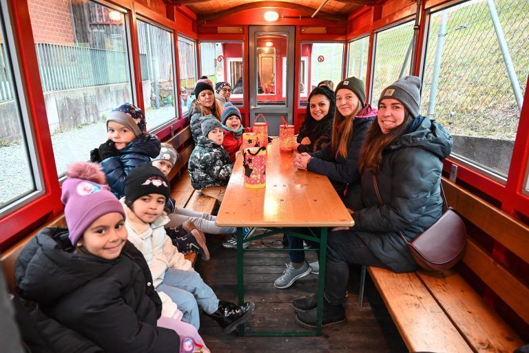Die Kinder vom Kindergarten Augarten feierten dieses Jahr ein besonderes Laternenfest. Sie genossen im Vorfeld eine gut einstündige Ausfahrt.